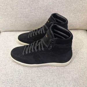 Saint Laurent SL/10H skor - Saint Laurent SL/10H sneakers. En riktigt schysst sko som är svår att få tag på då den ej görs längre. Skicket är väldigt bra, inga tecken på användning. Storlek 41, men passar dig med 42-43. 2st dustbags ingår🤝
