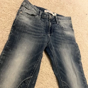 Low rise jeans - Snygga blå jeans från Lindex med en cool tvättad look. Jättesnygga men tyvärr väldigt små på mig, skulle passa för någon som inte är så lång. Annars är det de finaste jag sett.