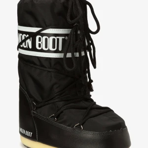 Svarta Moon Boots med snörning - Snygga och varma svarta Moon Boots med snörning och en bred vit logotyprem runt skaftet. Perfekta för kalla vinterdagar och snöiga äventyr. Stolek: 35-38