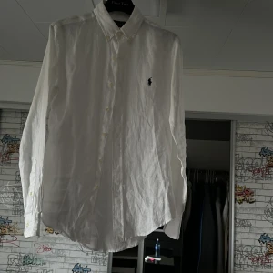 Ralph Lauren skjorta - Tjena! Säljer nu min Ralph Lauren skjorta som är i skick 9/10 använd max 3 gånger. Linnen skjorta som är stilig och perfekt till ett körsbär på looken. Storlek xs men passar absolut s och till och med m. Vid frågor och funderingar så tveka inte att skriva ;)