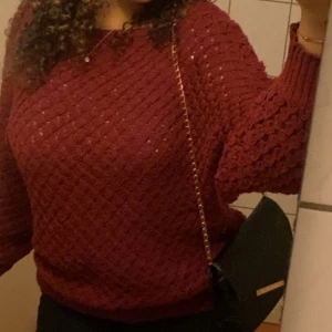 Vinröd stickad tröja - Mysig vinröd stickad tröja med ett snyggt rutmönster, helt ny och är i storlek 38
