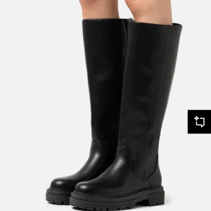Svarta höga stövlar - Snygga svarta stövlar med en robust sula. Perfekta för höst och vinter med en stilren design. Köpta från Zalando, från märket Bullboxer, ursprungspris 1029kr! Buda vid intresse🤍