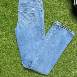 Ltb valerie jeans W28 L32 - Säljer ett par snygga blå jeans från LTB. De har en klassisk femficksdesign och en bekväm passform.Lågmidjade Ltb jeans. Lite för stora för mig.  Midja: 36x2 cm Höft: 42 cm  Långa för mig som är 178 cm lång 🥰 