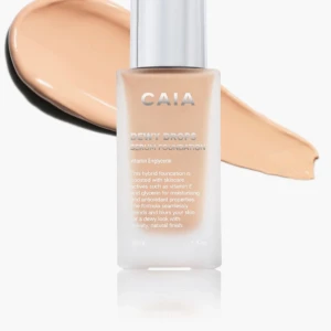 Foundation och concealer från CAIA - Säljer en foundation och concealer från CAIA. Foundationen har en dewy finish och ger en naturlig lyster. Concealern är krämig och täcker ojämnheter effektivt. Båda produkterna har en ljus beige nyans och kommer i eleganta förpackningar.