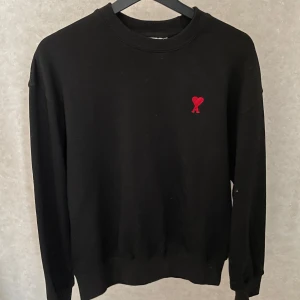 Svart ami Paris tröja. - Säljer denna svarta ami Paris tröja för den är för stor. Storlek M. Tröjan är använd max 4-5 gånger och har inga defekter, påsen som medföljer saknas. Därav det billiga priset.  Har ni fler frågor är det bara att skriva🙌