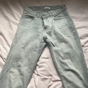 Grå jeans från Gina tricot - Säljer ett par baggy grå jeans från gina tricot. De har en klassisk femficksdesign och knappgylf. Perfekta för en avslappnad stil. De e storlek 36 o e för stora för mig men jag brukade älska dom innan. Jag är 162 och på bild 4 och 5 ser ni hur dom sitter även om man viker ner dom till mer lågmidjat.