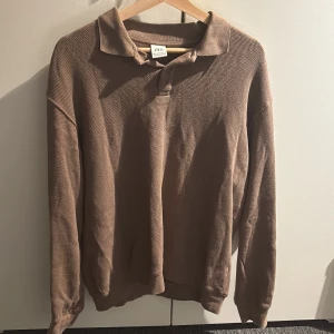 Brun pikétröja från Zara - Säljer en snygg pikétröja från zara. Använd kanske 2 gånger. Storlek M.