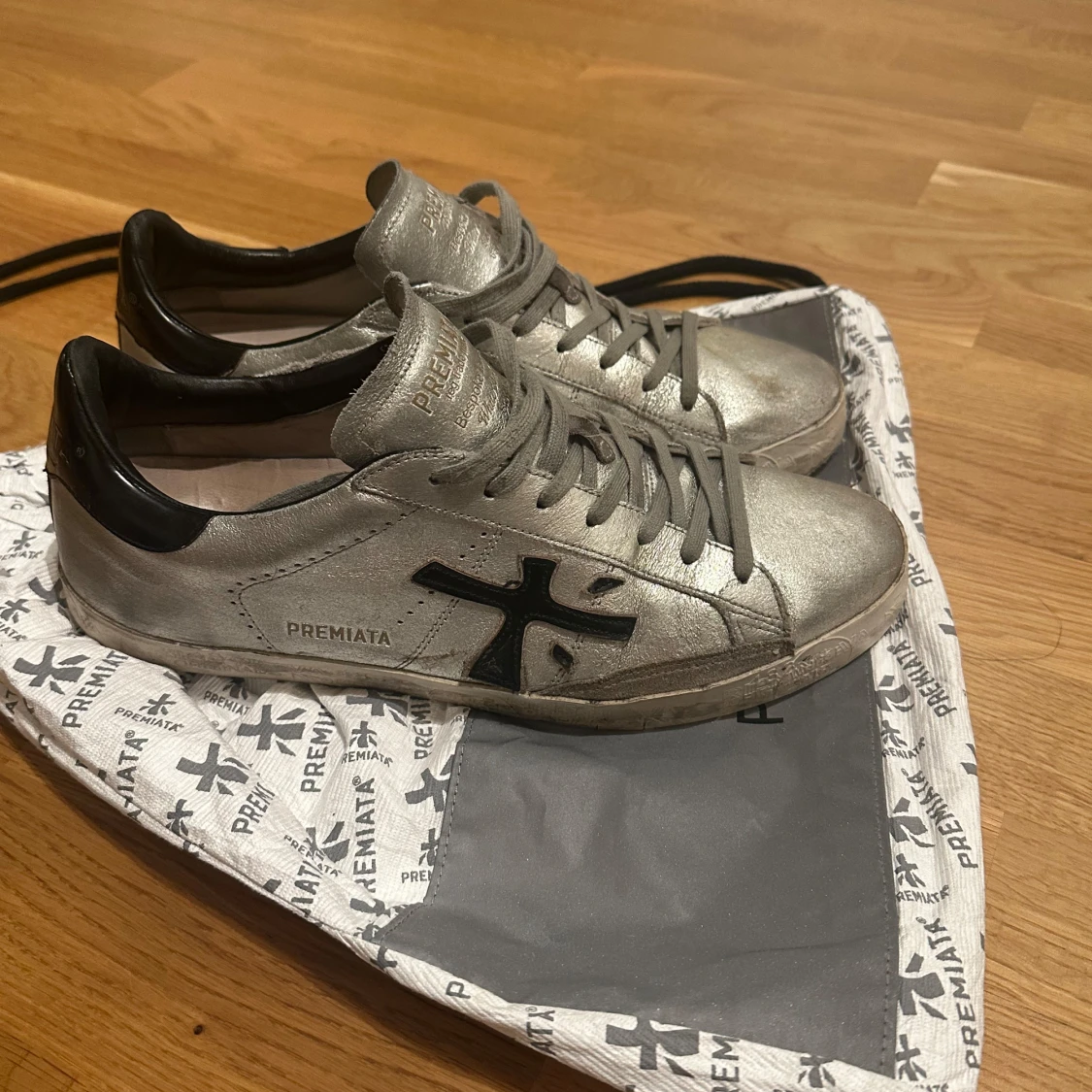 Silvriga sneakers från Premiata