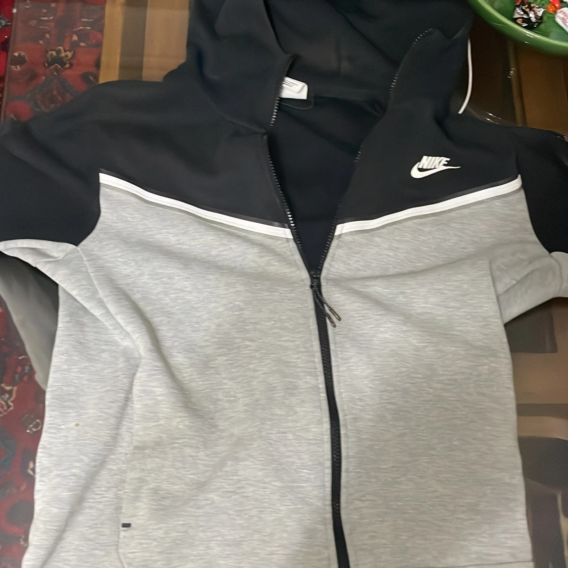 Grå och svart huvtröja från Nike