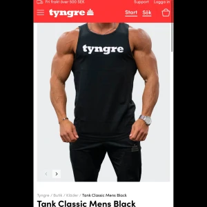 Svart linnetopp från Tyngre - Snygg och stilren svart linne från Tyngre med vit logga på bröstet. Perfekt för träning eller en avslappnad dag. Linnet har en klassisk passform och är tillverkat i ett mjukt material för bästa komfort. Helt ny! 