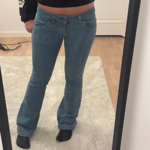 Blå jeans med bootcut - dom är lågmidjade och bootcut jeans från only. slutsålda 