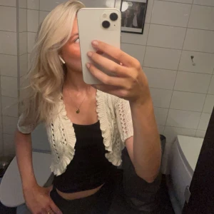 Vit bolerotopp med spetsdetaljer - vit stickad bolerotopp med korta ärmar. Perfekt touch till din outfit. Passar bra över en enkel topp,linne eller klänning💓vit/beige (alla bilder är mina)