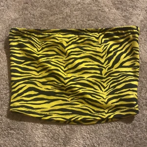 zebra tubtopp - jättesöt zebra tubtopp som inte kommer till användning🤍 från bikbok men köpt secondhand 💗
