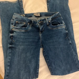 Blå Ltb Valerie jeans  - Säljer dessa Ltb valerie jeans då de är lite för stora. Använda endast en gång. Vet inte exakta storleken men skulle gissa att de är ca 28/34. Skriv för exakta mått 