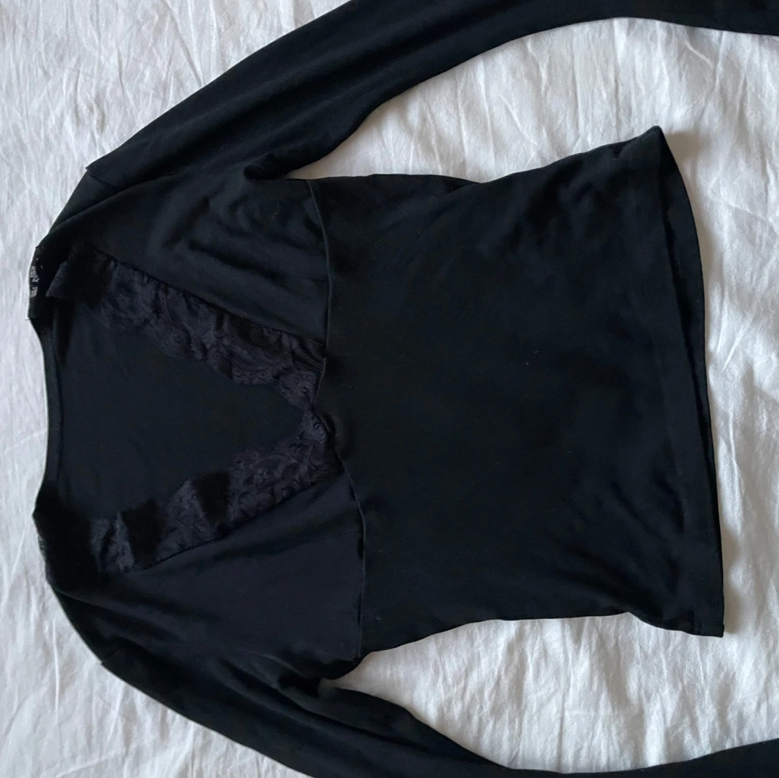 Svart långärmad topp med spetsdetaljer - 90