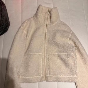 HM Teddy jacka  - Populär slutsåld Teddy jacka från HM. Storlek M men passar mig som brukar ha S. Enda defekten är att den är lite nopprig på insidan men det är ju inget som syns när man har den på sig 