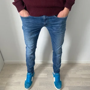 Replay Anbass - Tja! Säljer ett par Replay Anbass jeans i bra skick. Storlek 33/34. Modellen på bilden är 192cm och väger 78kg. Jeansen är lagade i skrevet (se sista bilden). Hör av dig vid frågor eller funderingar!