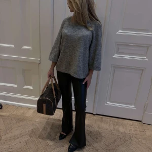 Grå stickad tröja från & other stories  - Jättefin grå stickad t-shirt i alpacka ull från & other stories 