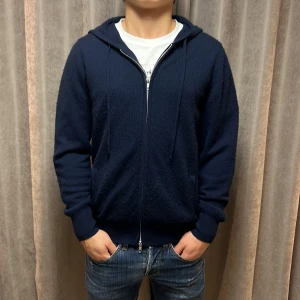 Soft Goat zip up - Säljer en mörkblå hoodie från Soft Goat i kashmir | storlek M | skicket är bra | modellen på bilden är 173 cm |