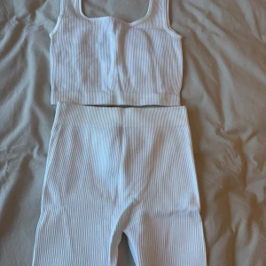 Vitt ribbat sett från Zara - Säljer ett vitt ribbat sett från Zara i storlek XS/S. Enbart använd en gång!💕