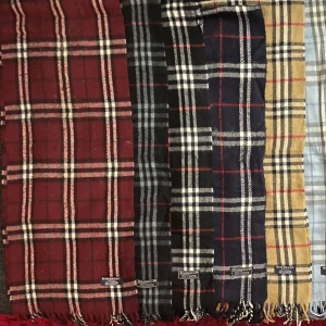 Burberry Halsdukar - Skit snygga Burberry halsdukar i olika färger. Alla har olika design med olika typer av små defekter, då det är begagnat, Autentiskt✅. Priset kan diskuteras. Längden på halsdukarna är ca 148cm. OBS! De kryssade färgerna är ej tillgängliga.
