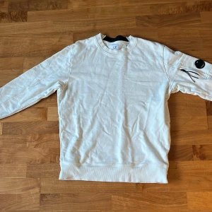 CP Company tröja  - Mycket bra skick sitter fint inga slitage eller missfärgningar eller repor på märket nästan som ny 