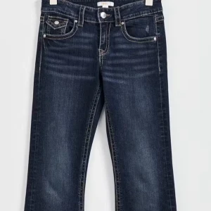 Lågmidjade jeans - jätte fina nästan helt nya men jag har sprätt upp dem längst ner.