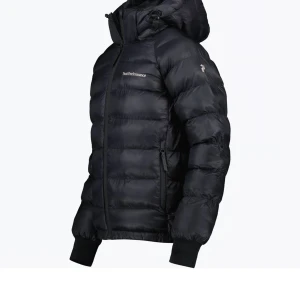 Vinterjacka peak performance Dam - Bara använd en halv vinter, den har inga defekter och ser ut som i nyskick. Priset är högt därför att nypris är 2500 ungefär och den knappats är använd. Skriv gärna för fler bilder😊