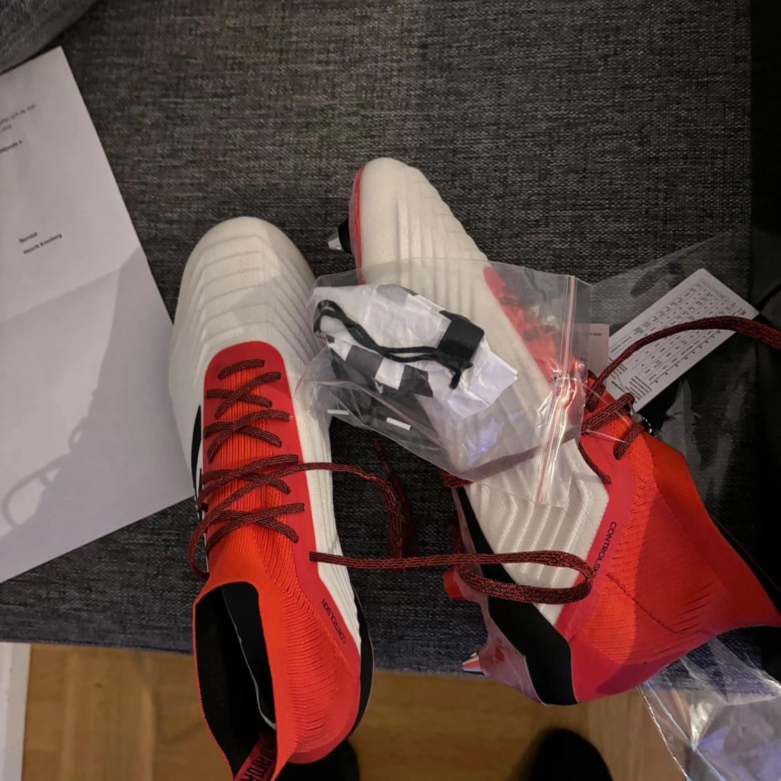 Rödvita fotbollsskor med dobbar - 91