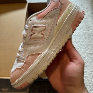 New balance 550 white pink - New balance 550 white pink Helt nya Finns i storlek 38.5 & 40  Priset är 1500/styck