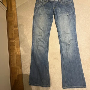 Low waist boocut jeans - Säljer mina lowwaist boocut Jonas ifrån Fishbone super snygga men tyvärr för små för mig!! Önska verkligen stt de pass för de är så snygga och trendiga🥹