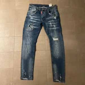 Dsqared2 Jeans - Tja, jag säljer ett par sjukt snygga dsq2 jeans. Dem är Zlatan modell och storlek 48 (s-m). Hör av er om ni har frågor ✌️
