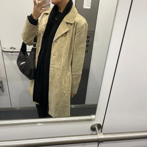 Kappa suede - Så fin kappa i mocka. Äkta läder🤎🍂 Passar mig som vanligtvis har 36