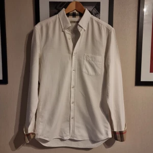 Bubrerry skjorta - Sjukt fräsch vit burberryskjorta i strl. S. Modellen är 183 och väger ca 67. Vid frågor eller fler bilder är det bara att skriva//Kba_Closet 