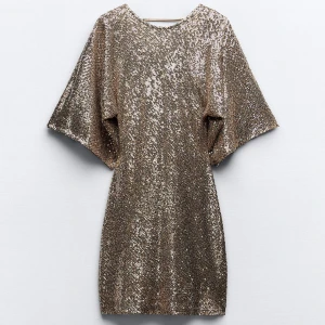 Glitter klänning  - Min nyårsklånning ⭐️ super fin paljett klänning med öppenrygg och vida ärmar ! 