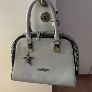 Väska - Skolväska, rymmer väldigt mycket, mycket bra skick och kommer inte till användning 