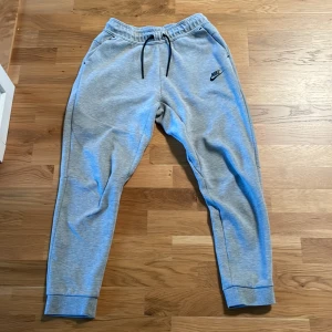 Nike tech fleece byxor  - Jag säljer  dom för de har blivit för små.De har knappast kommit till användning är använda fem till åtta gånger .De är som helt nya man ser ingen skillnad.Det finns en passande zip hoddie till.  Skicka privat för fler bilder eller frågor.