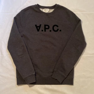 A.P.C tröja - Sweatshirt från A.P.C - Skick: 9/10 - M men passar S - Nypris 2600kr