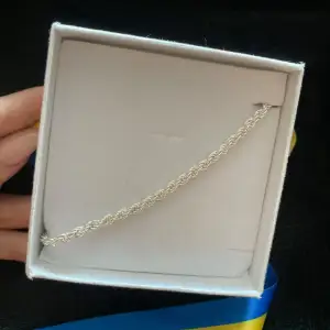 Jättefint cordell armband i äkta silver, med 925 stämpel (se bild 4). Är helt nytt och oanvänt. 19 cm långt. Kommer i asken på bild 5. Nypris ca 700kr 💕 Pris kan diskuteras vid snabb affär