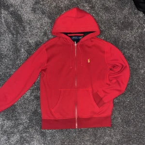 Ralph lauren zip up - Köpte denhär zip upen för 2200kr användt den ett par gånger och inga skavanken skicka 9/10