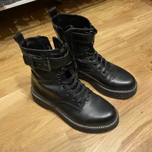 Knappt använda boots från zara