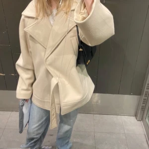 Jacka NA-KD  - Fin höst/vinter jacka från NA-KD. Strl S  Fint skick men använd 2 höst/vintrar därav pris! 