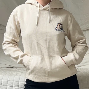 Quicksilver Hoodie - Säljer denna fina beiga hoodie från Quicksilver i storlek S🫶