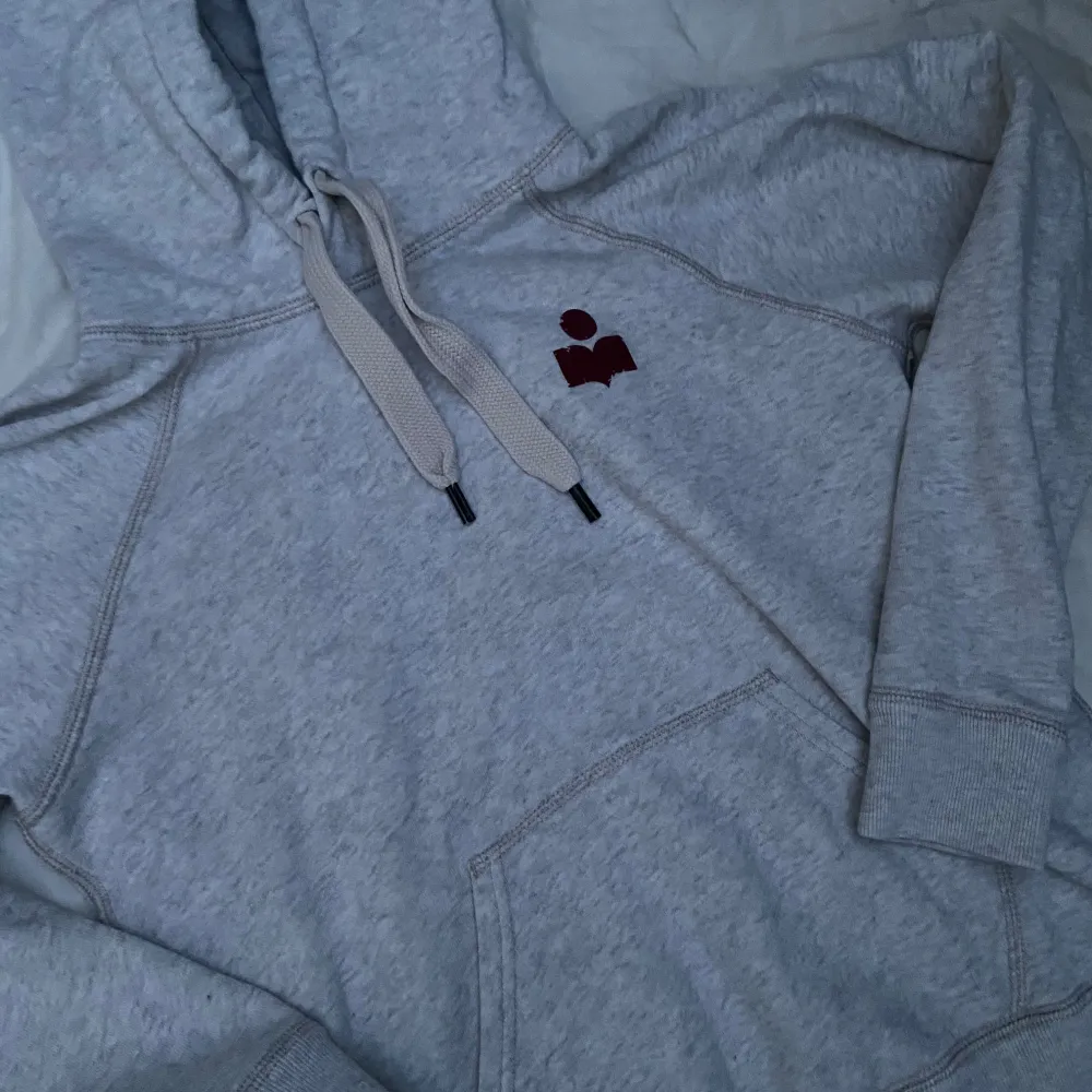 Super fin hoodie från isabel marant. Bra skick men lite skadad på loggan. Ljus grå hoodie med vinröd logga. Pris kan diskuteras.. Hoodies.