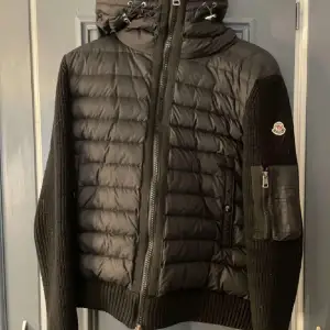 Säljer nu min as feta moncler cardigan till ett rikigt skönt pris! Storleken är M och den sitter bra för någon som vanligt vis har storlek S. Skick 7/10. Tveka inte om att fråga om fler bilder och pris kan diskuteras!