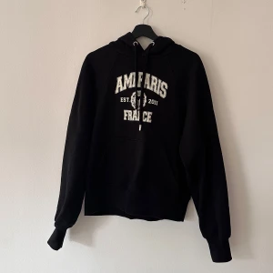 AMI PARIS HODDIE 10/10 - •Ami Paris Hoddie i Svart •Superbra Skick •S/M i storlek •Inga Flaws 💫 •Köpt Begagnad🌟 •Priset Kan Diskuteras 🔺
