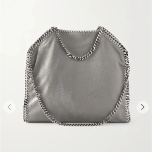 Stella McCartney väska  - Grå Stella McCartney väska, det är den stora🤍 Den är väl använd och kedjan är lite sliten men utöver det är den i jättebra kvalite🤍såklart äkta!