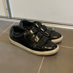 Superfina sneakers från & other stories💞 använda men inga synliga slitage🌸 storlek 41 men de e definitivt en 40 eller 39😬