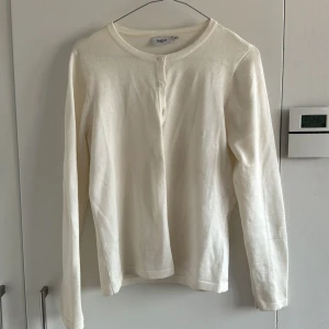 Glittrig vit kofta  - En jättefin kofta från Saint tropez som är vit och glittrar. Den glittrar inte supermycket men det blir en extra fin detalj!  Köpt för 349kr  Säljer för 150kr!