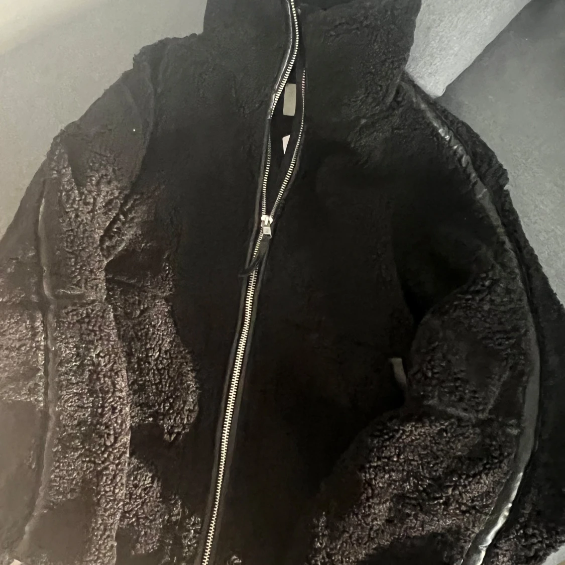 Svart teddyjacka med dragkedja - 90